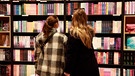 Zwei Frauen vor einem Bücherregal | Bild: Bayerischer Rundfunk 2024