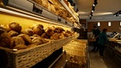 Brotregal in einer Bäckerei | Bild: Bayerischer Rundfunk 2024