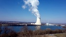 Dampfsäule über dem Kühlturm eines Atomkraftwerks | Bild: Bayerischer Rundfunk 2024