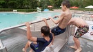 Drei Jungen auf Rutsche im Schwimmbad | Bild: Bayerischer Rundfunk 2024