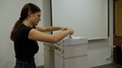 Jugendliche beim Wählen | Bild: Bayerischer Rundfunk 2024
