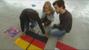 GRIPS-Team prüft, ob die Deutschlandfahne achsensymmetrisch ist | Bild: Bayerischer Rundfunk