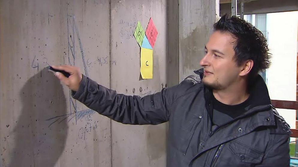 Sebastian Wohlrab erklärt den Satz des Pythagoras an einer Wand | Bild: Bayerischer Rundfunk