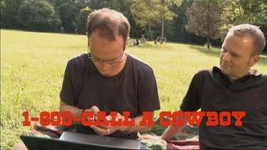 Zwei junge Männer mit Laptop auf der Wiese, darunter der Schriftzug Call a Cowboy | Bild: Bayerischer Rundfunk