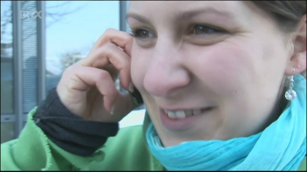 Schülerin telefoniert mit ihrem Handy | Bild: Bayerischer Rundfunk