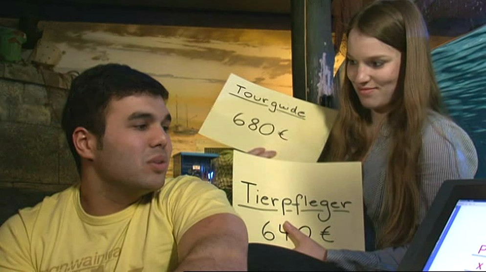 Zwei Schüler sprechen über Verdienstmöglichkeiten im Sealife | Bild: Bayerischer Rundfunk