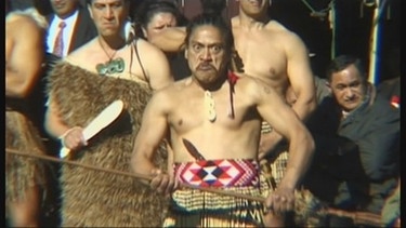 Ein Maori führt einen traditionellen Tanz auf | Bild: Bayerischer Rundfunk