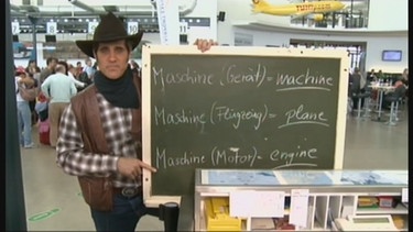 Der Cowboy mit einer Tafel, auf der die verschiedenen Bedeutungen des Wortes Maschine stehen | Bild: Bayerischer Rundfunk