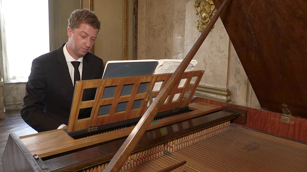 Jörg Halubek am Bach-Cembalo der Firma Neupert | Bild: Bayerischer Rundfunk