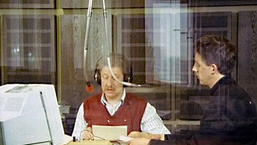 Max Stocker am Mikrophon im B5 aktull Studio | Bild: Bayerischer Rundfunk