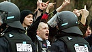 Jugendliche Demonstranten beschimpfen vorbeiziehende NPD-Anhänger. | Bild: picture-alliance/ dpa/dpaweb | Karl-Josef Hildenbrand