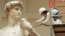 David von Michelangelo wird in der Galleria dell'Accademia in Florenz "abgestaubt". | Bild: Bayerischer Rundfunk 2024