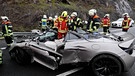Unfallfahrzeug mit Unfallrettern | Bild: Bayerischer Rundfunk 2024