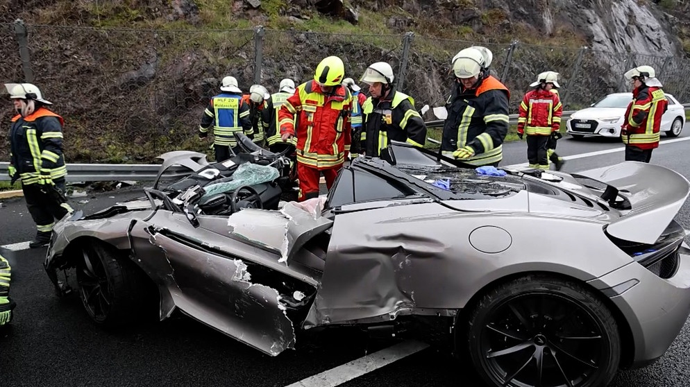 Unfallfahrzeug mit Unfallrettern | Bild: Bayerischer Rundfunk 2024