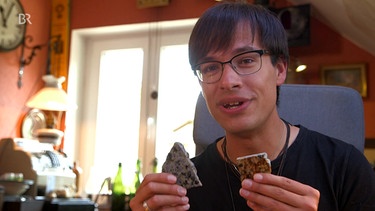 Adrian Roßner erzählt über die Geschichte des Granitsteins im Fichtelgebirge. | Bild: BR Fernsehen