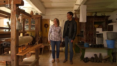 Heimatforscher Adrian Roßner steht mit Karen Görner-Gütling von der Naturparkinfostelle Grassemann. | Bild: BR Fernsehen