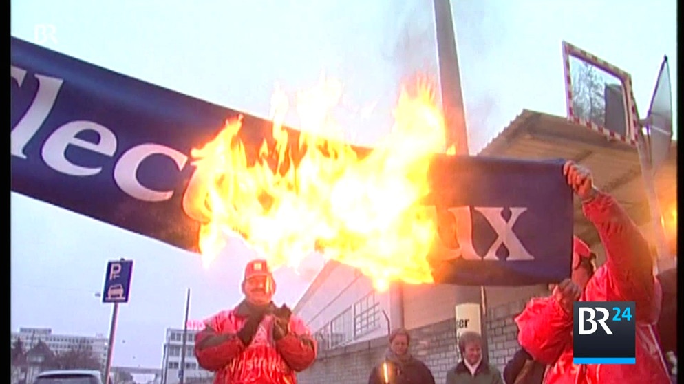 AEG-Mitarbeiter verbrennen eine Electrolux-Fahne | Bild: Bayerischer Rundfunk