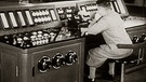 Archiv: Mann sitzt an Radiomischpult | Bild: Bayerischer Rundfunk 2023