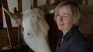 Bergbäuerin Maria Jäger mit einer Kuh | Bild: Bayerischer Rundfunk 2024