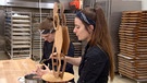 Zwei Bäckerinnen in der Backstube | Bild: Bayerischer Rundfunk 2023