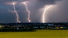 Drei Blitze erhellen Landschaft | Bild: Bayerischer Rundfunk 2023