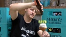 Mann schenkt "Gurken-Bier" ein | Bild: Bayerischer Rundfunk 2023