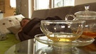 Tee steht auf einem Couchtisch | Bild: Bayerischer Rundfunk 2023