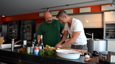 Tom und Christian Henze beim Kochen | Bild: Bayerischer Rundfunk 2023