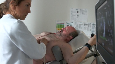 Tom wird von einer Ärztin untersucht | Bild: Bayerischer Rundfunk 2023