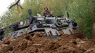 Naturschutz - Panzereinsatz für die Gelbbauchunke | Bild: Bayerischer Rundfunk 2023