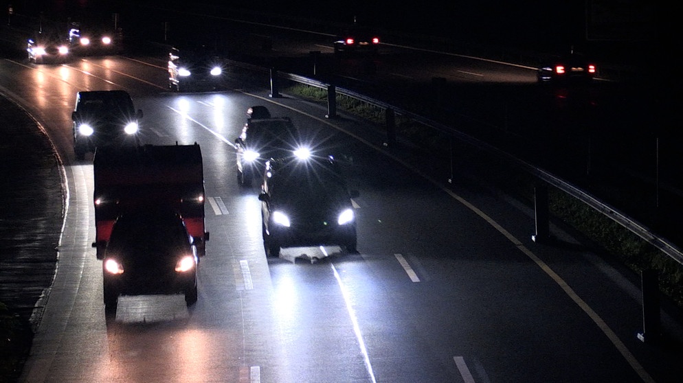 Autos nachts auf einer Autobahn | Bild: Bayerischer Rundfunk 2023
