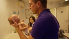 Kinderarzt hält einen Säugling auf dem Arm | Bild: Bayerischer Rundfunk 2023