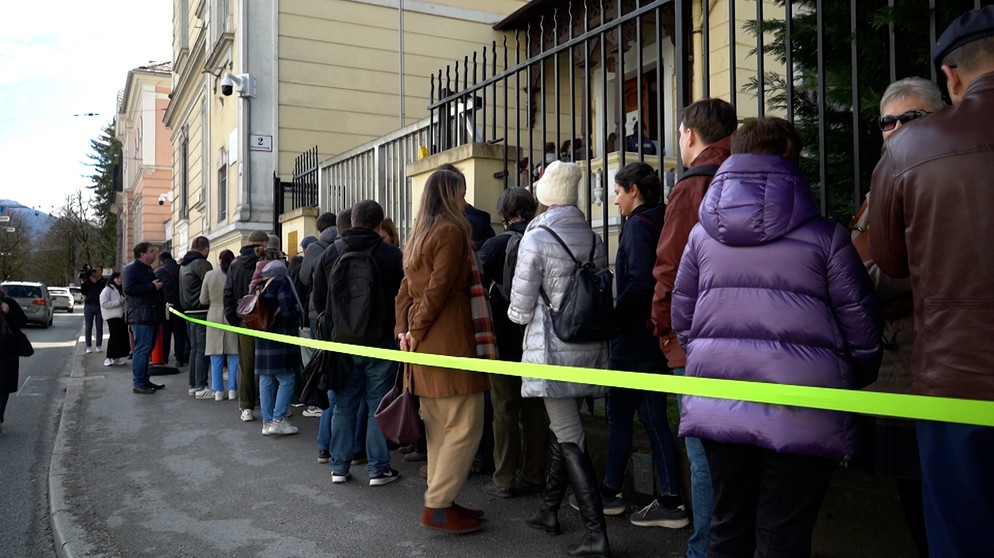 Wähler vor dem russischen Konsulat in Salzburg | Bild: Bayerischer Rundfunk 2024