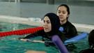 Frau beim Schwimmkurs | Bild: Bayerischer Rundfunk 2024