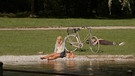Frau sitzt in der Sonne | Bild: Bayerischer Rundfunk 2023