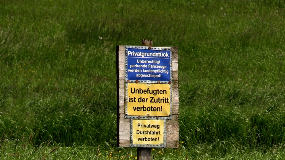 Ermittlungen gegen Landwirt - 33 Kühe tot im Stall aufgefunden | Bild: Bayerischer Rundfunk 2023