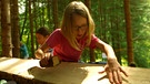 Mädchen arbeitet mit Holz | Bild: Bayerischer Rundfunk 2023