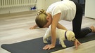 Frau mit Welpe beim Yoga | Bild: Bayerischer Rundfunk 2023