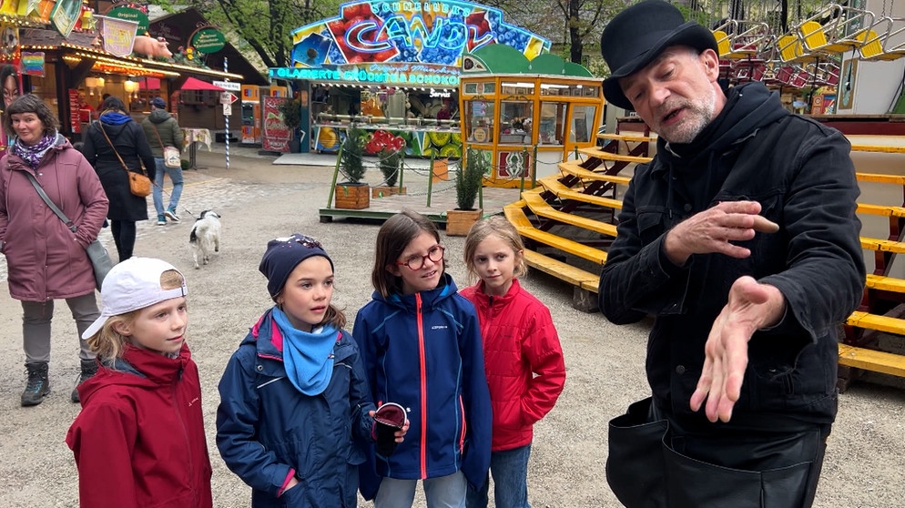 Zauberer führt Kindern einen Trick vor | Bild: Bayerischer Rundfunk 2023