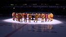 Eishockeyspieler stehen im Kreis auf dem Eis | Bild: Bayerischer Rundfunk 2023