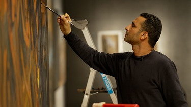 Alaa Awad beim Malen | Bild: Bayerischer Rundfunk 2023