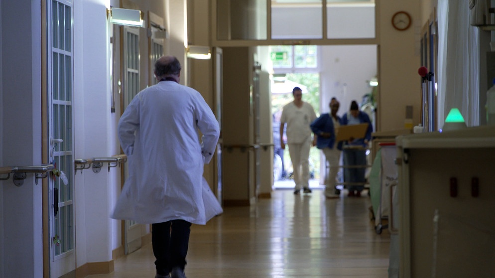 Arzt läuft über Krankenhausgang | Bild: Bayerischer Rundfunk 2023