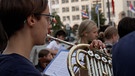 Jugendliche mit Musikinstrumenten bei Auftritt | Bild: Bayerischer Rundfunk 2023
