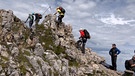Mehrere Bergsteiger an einem Klettersteig | Bild: Bayerischer Rundfunk 2023