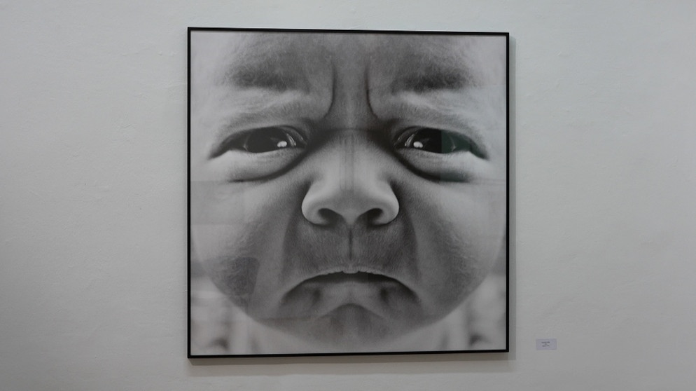 Foto von Baby in einer Ausstellung | Bild: Bayerischer Rundfunk 2023