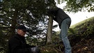 Zwei Personen errichten einen Zaun im Steilhang | Bild: Bayerischer Rundfunk 2023