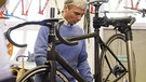 Mann repariert Fahrrad | Bild: Bayerischer Rundfunk