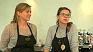 Die zwei Schwestern Monika Kreisel (li) und Elisabeth Ostheimer (re) | Bild: Bayerischer Rundfunk