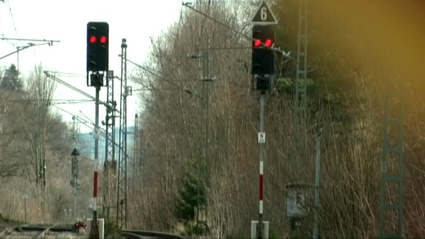 rote Signale an Bahnstrecke | Bild: Bayerischer Rundfunk
