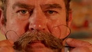 Ein Mitglied der Bartvereinsfreunden mit voller Haarpracht. | Bild: BR Fernsehen